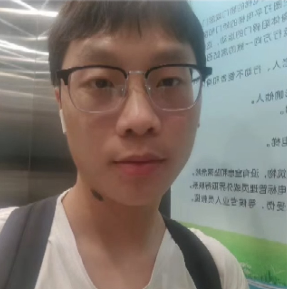 崔峻峰在一号教学楼